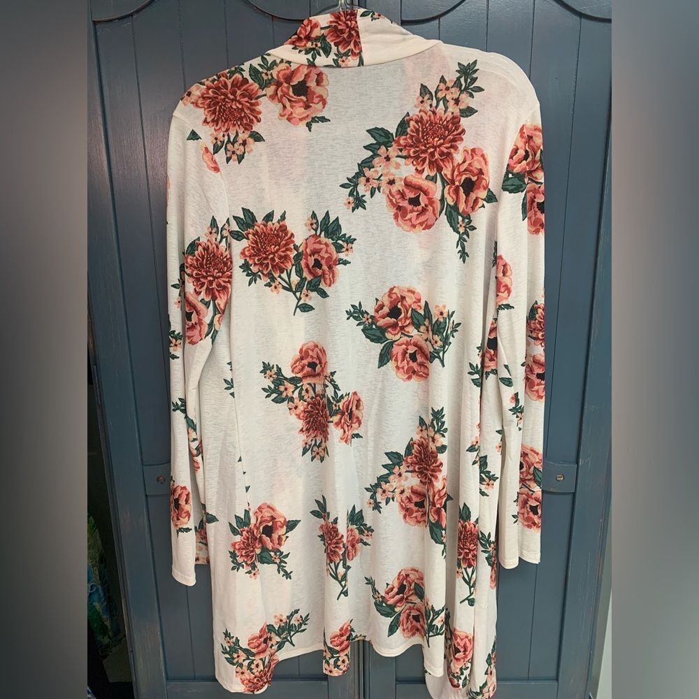 Beautiful Floral Kimono   - Picture 4 of 5